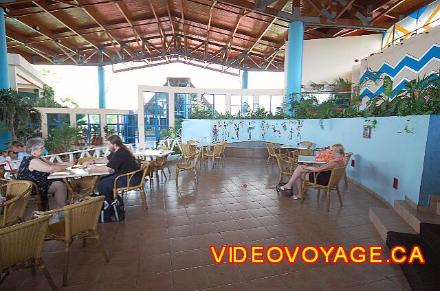 Cuba Varadero Mercure Playa De Oro L'orchestre joue de la musique sur ce palier le soir avant l'ouverture du buffet.