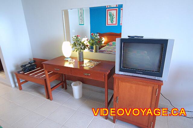 Cuba Varadero Mercure Playa De Oro Muebles para el equipaje de depósito, un espejo grande, un refrigerador en un armario pequeño, el TV con el mando a distancia.