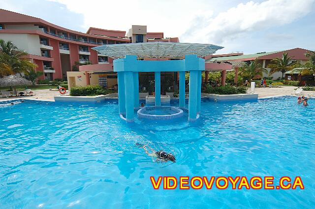 Cuba Varadero Mercure Playa De Oro A Jacuzzi in the center column. The pool bar back.