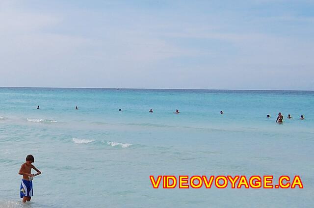 Cuba Varadero Mercure Playa De Oro Several customers at the same distance from the edge of the shore, to receive small waves ...