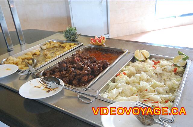 Cuba Varadero Mercure Playa De Oro Un plat de viande et des plats de légumes chauds.