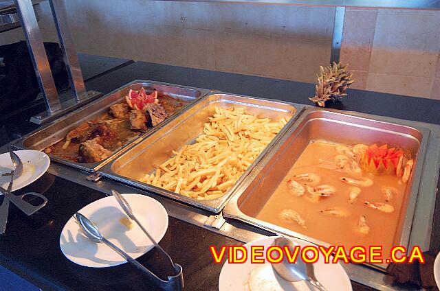 Cuba Varadero Mercure Playa De Oro Les crevettes sont parties rapidement...  viandes et patates frites...