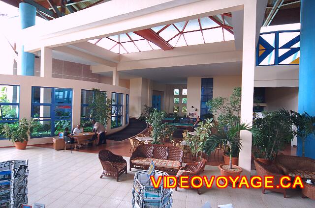 Cuba Varadero Mercure Playa De Oro On the left the Tour Desk and car rental. In the center at the bottom, the pool tables.