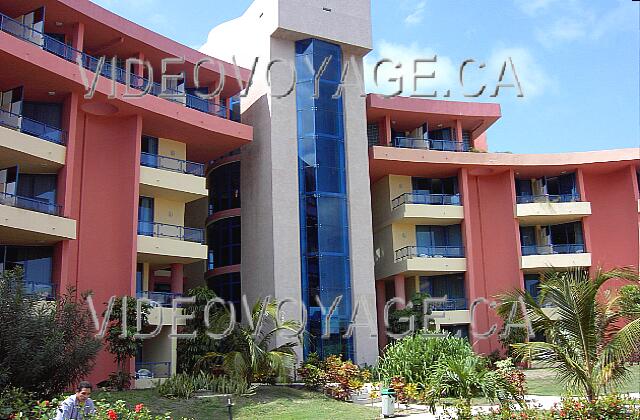 Cuba Varadero Mercure Playa De Oro Modern architecture. Buildings are half moon and half moon collones, size balconies are reduced. Conversely, the balconies on the other side of the building are larger.