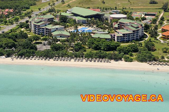 Cuba Varadero Mercure Playa De Oro Deux batiments qui habritent les chambres de forme circulaire.  Un hôtel avec une animation, une belle plage et une restauration correct.