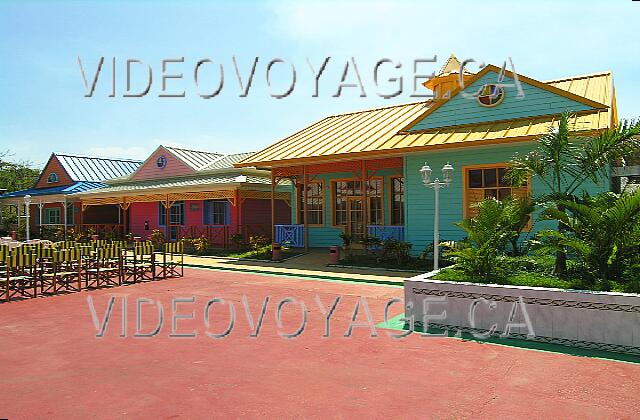 Cuba Varadero Naviti Varadero Pretty small buildings that habritait shops.