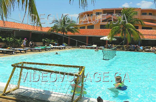 Cuba Varadero Naviti Varadero Una red de voleibol y waterpolo goles en la piscina.