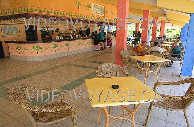 Cuba Varadero Naviti Varadero Una gran terraza entre la piscina y el bar.