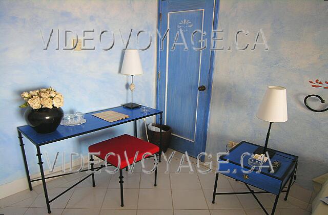 Cuba Varadero Naviti Varadero A small table and door.