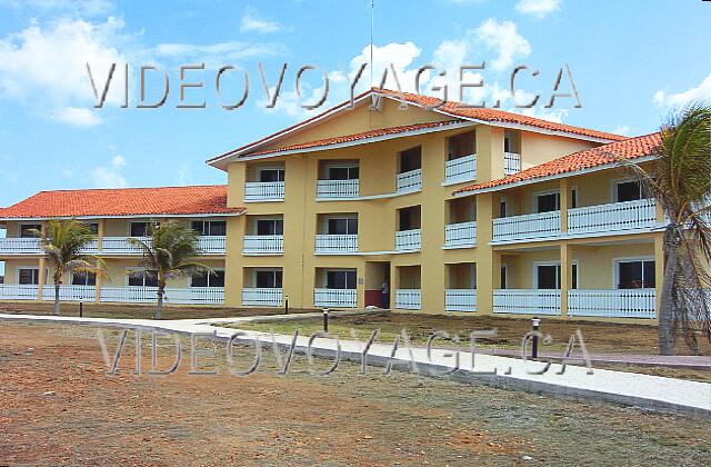Cuba Varadero Naviti Varadero One of the buildings in the western section. The balconies are shallower. These rooms are more than 700 meters from the a la carte restaurants.