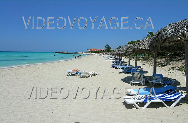 Cuba Varadero Naviti Varadero Une grande partie de la plage avec la même profondeur. De nombreux parasols et chaises longues.