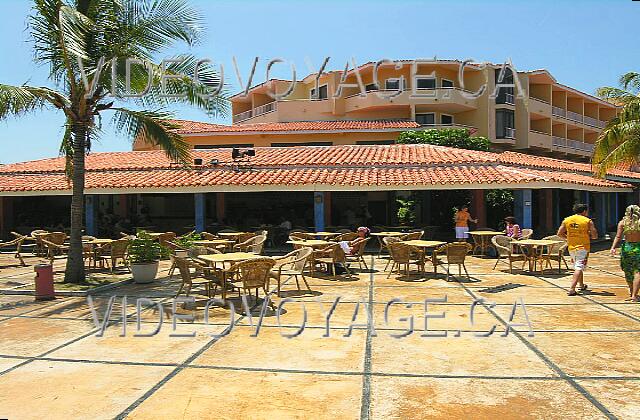 Cuba Varadero Naviti Varadero La terrasse de la piscine et du bar de la piscine.