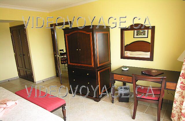 Cuba Varadero Princesa Del Mar Un meuble avec le téléviseur et des espaces de rangement dans le bas. Un bureau et un mirroir.