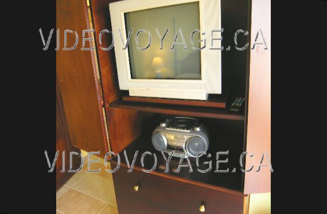 Cuba Varadero Princesa Del Mar Dans le meuble du téléviseur, un téléviseur à écran plat avec un son stéréo et un radio lecteur de CD.