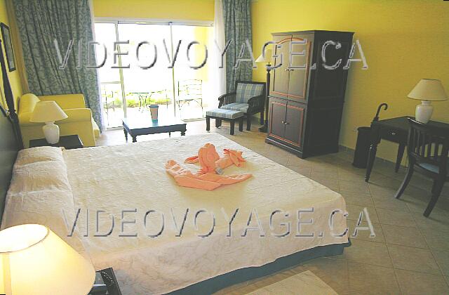 Cuba Varadero Princesa Del Mar Un sofa, un meuble pour le téléviseur, une grande porte fenêtre, un bureau,...