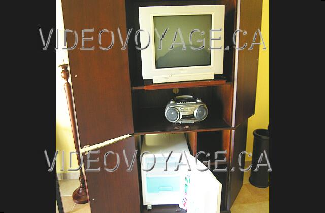 Cuba Varadero Princesa Del Mar A l'intérieur du meuble, un téléviseur à écran plat, un radio avec lecteur CD et un réfrigérateur. Malheureusement, les portes ouvrent mais elle n'entrent pas dans le meuble.