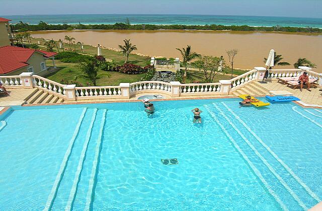 Cuba Varadero Princesa Del Mar La terrasse de la conciergerie offre une très belle vue sur la piscine, le lagon et la mer. La piscine à paliers multiple, offre différentes profondeurs.