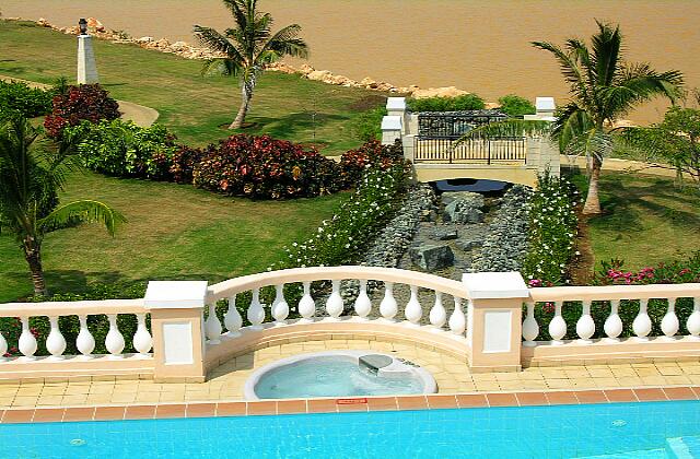 Cuba Varadero Princesa Del Mar Un autre jaccuzi près de la piscine. Une très belle vue du balcon de la conciergerie.
