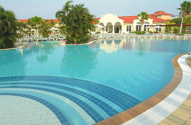 Cuba Varadero Princesa Del Mar Une grande piscine avec beaucoup d'espace pour les chaises longues.