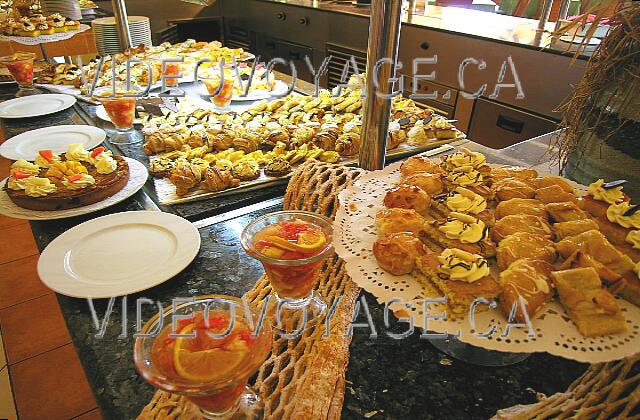 Cuba Varadero Princesa Del Mar La section des desserts. Ils semblent être produits directement à l'hôtel et non à la cuisine centrale des desserts dans la ville de Varadero.