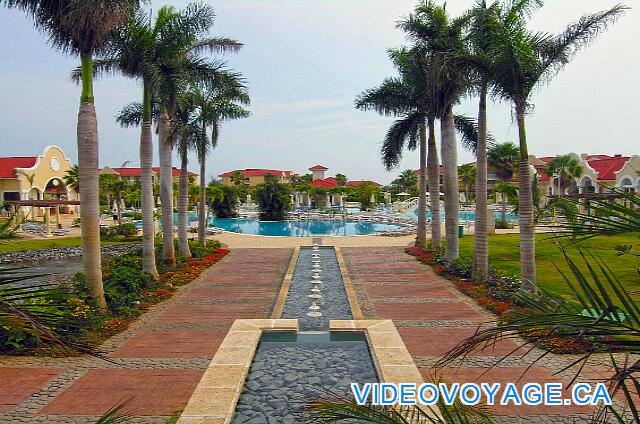 Cuba Varadero Princesa Del Mar Une vue de l'hôtel à partir du Lobby. La grande piscine au centre, à gauche le buffet, à droite le SPA.