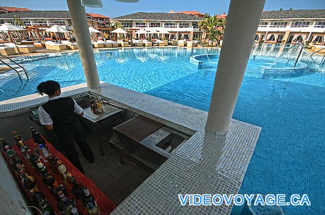 Cuba Varadero Princesa Del Mar With seating in the pool.