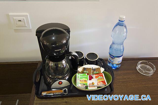 Cuba Varadero Princesa Del Mar La cafetière avec une bouteille d'eau.