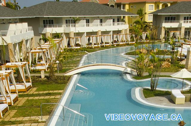 Cuba Varadero Princesa Del Mar Chaque chambre au rez de chaussée possède son lit entre la chambre et la piscine.