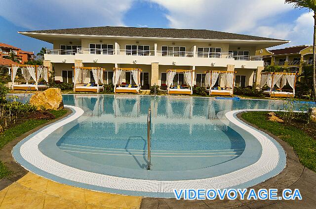 Cuba Varadero Princesa Del Mar Chaque chambre au rez de chaussée possède son lit entre la chambre et la piscine.