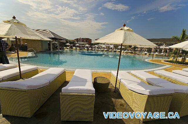 Cuba Varadero Princesa Del Mar Plenty of sun loungers with parasols.