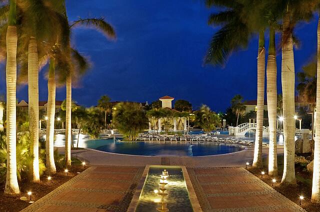 Cuba Varadero Princesa Del Mar La nuit avec la piscine en arrière plan.