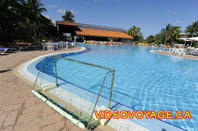 Cuba Varadero Bellevue Puntarena Playa Caleta Resort A coté il y a maintenant un jeux d'échec sur une terrasse qui était autrefois la scène de spectacle.