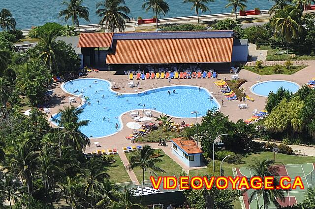 Cuba Varadero Bellevue Puntarena Playa Caleta Resort Le batiment du bar est vaste, car il est utilisé comme salle de spectacle aussi.