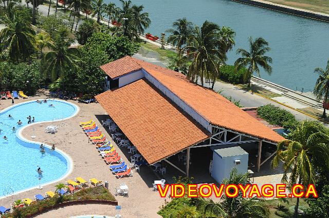 Cuba Varadero Bellevue Puntarena Playa Caleta Resort El interior del edificio que alberga el bar de la piscina durante el día.
