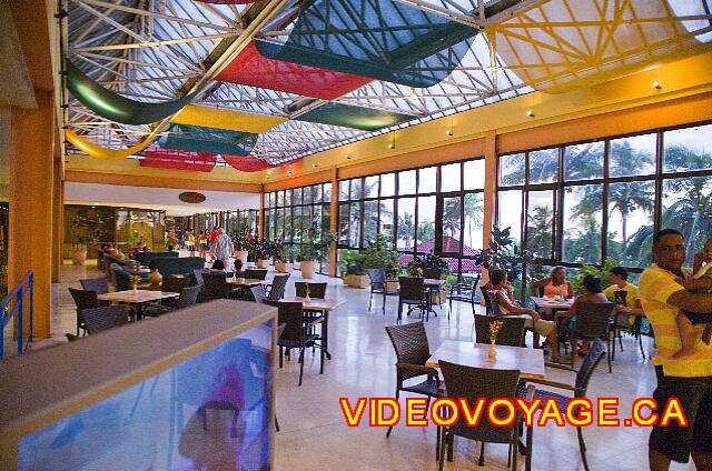 Cuba Varadero Bellevue Puntarena Playa Caleta Resort The Notico bar became the Lobby bar. It is vast and it has become more welcoming to the new design. We can see at the bottom of the photograph a giant screen.