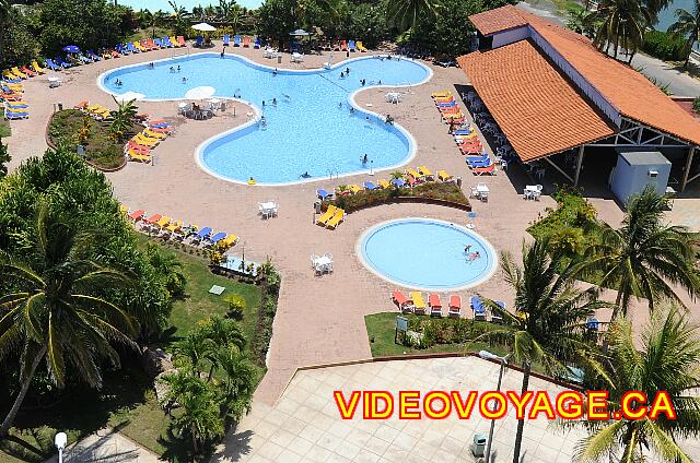 Cuba Varadero Bellevue Puntarena Playa Caleta Resort A la vista de todas las piscinas con bar de la piscina a la derecha.