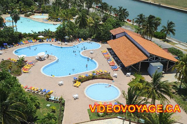 Cuba Varadero Bellevue Puntarena Playa Caleta Resort Sólo podemos ver 3 sombrillas en las piscinas de la terraza.