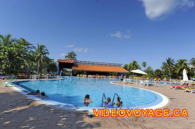 Cuba Varadero Bellevue Puntarena Playa Caleta Resort Une grande terrasse autour de la piscine, une piscine moderne.