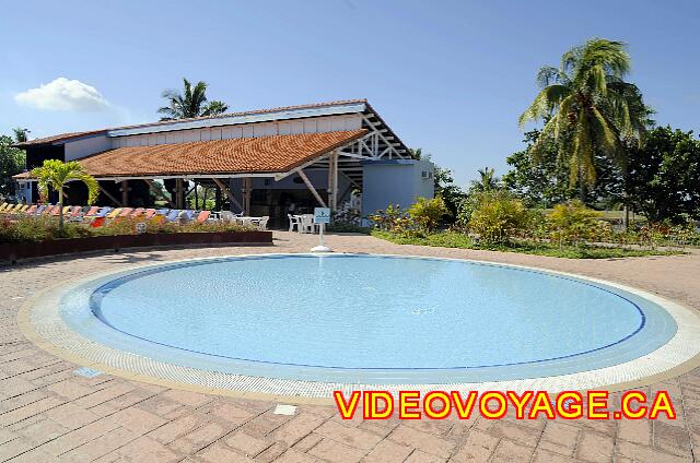 Cuba Varadero Bellevue Puntarena Playa Caleta Resort La piscina de niños en la terraza de la piscina principal, en el fondo del bar de la piscina.