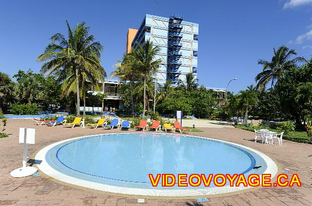 Cuba Varadero Bellevue Puntarena Playa Caleta Resort Una piscina fácil de ver, pero no hay sombra en la piscina o en la piscina.