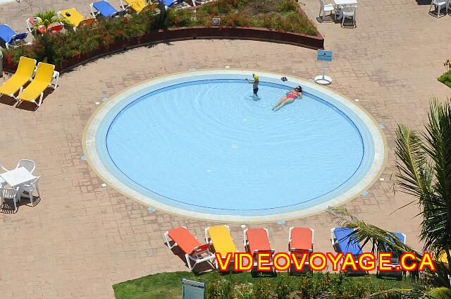 Cuba Varadero Bellevue Puntarena Playa Caleta Resort A veces los padres se encuentran en la piscina para ver a los niños ...