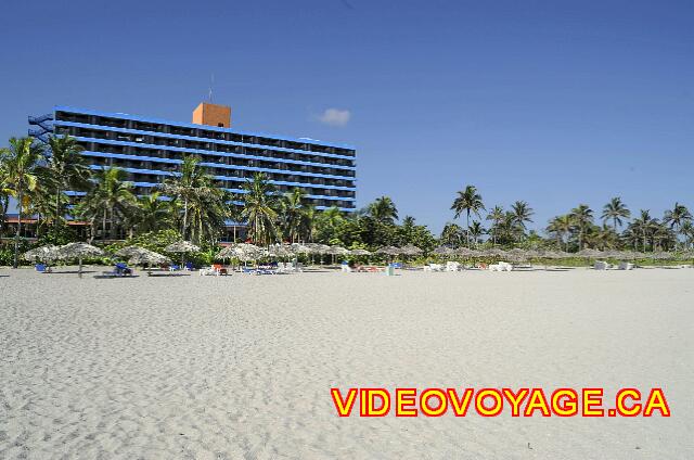 Cuba Varadero Bellevue Puntarena Playa Caleta Resort Ici près d'une trentaine de palapas sur cette photographie.