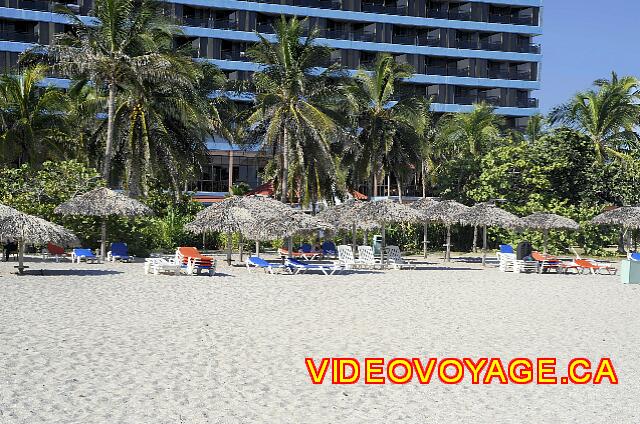 Cuba Varadero Bellevue Puntarena Playa Caleta Resort Des piles de chaises longues qui vous attendent...