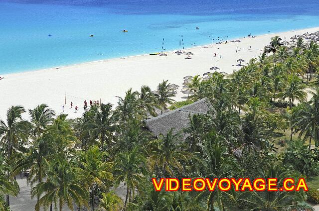 Cuba Varadero Bellevue Puntarena Playa Caleta Resort Des joueurs de volleyball sur la plage devant le bar de la plage.