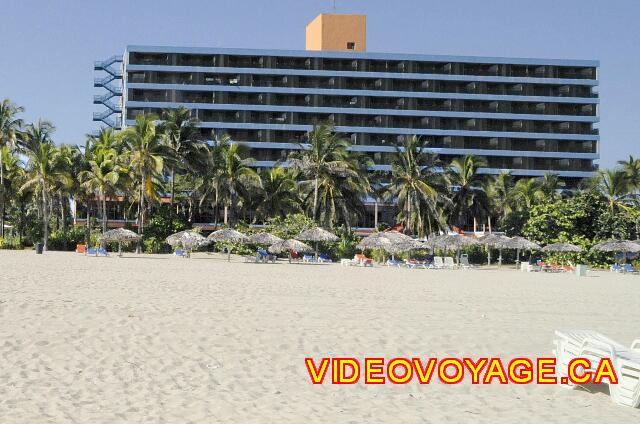 Cuba Varadero Bellevue Puntarena Playa Caleta Resort Un nombre suffisant de palapas et de chaise longue pour l'hôtel.