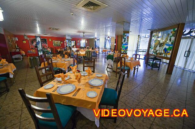 Cuba Varadero Bellevue Puntarena Playa Caleta Resort Un pequeño restaurante con aire acondicionado, con un ambiente tranquilo.