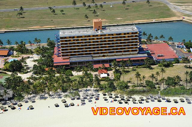 Cuba Varadero Bellevue Puntarena Playa Caleta Resort Une tour de plusieurs étages avec une très belle vue de l'océan.