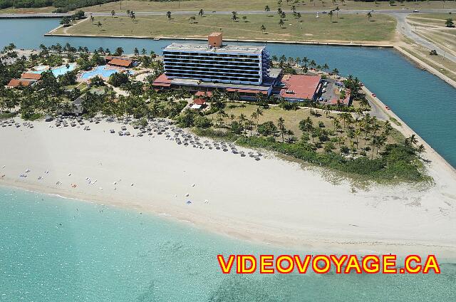 Cuba Varadero Bellevue Puntarena Playa Caleta Resort De l'eau sur les 3 cotés de l'hôtel.
