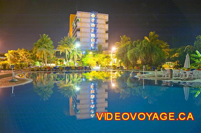 Cuba Varadero Bellevue Puntarena Playa Caleta Resort Une vue de la tour à partir de la piscine le soir.