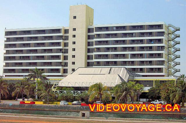 Cuba Varadero Bellevue Puntarena Playa Caleta Resort Une vue de la tour en 2003, après une couche de peinture.